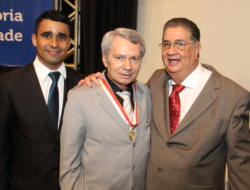 O CONSELHEIRO JOSÉ ALVES VIANA RECEBEU A HONRARIA (FOTO: FLAVIO ANDREATA)
